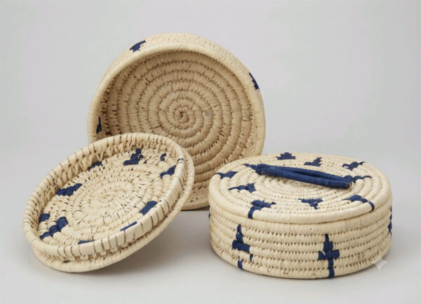 Serveware with Blue Colour Motifs Design